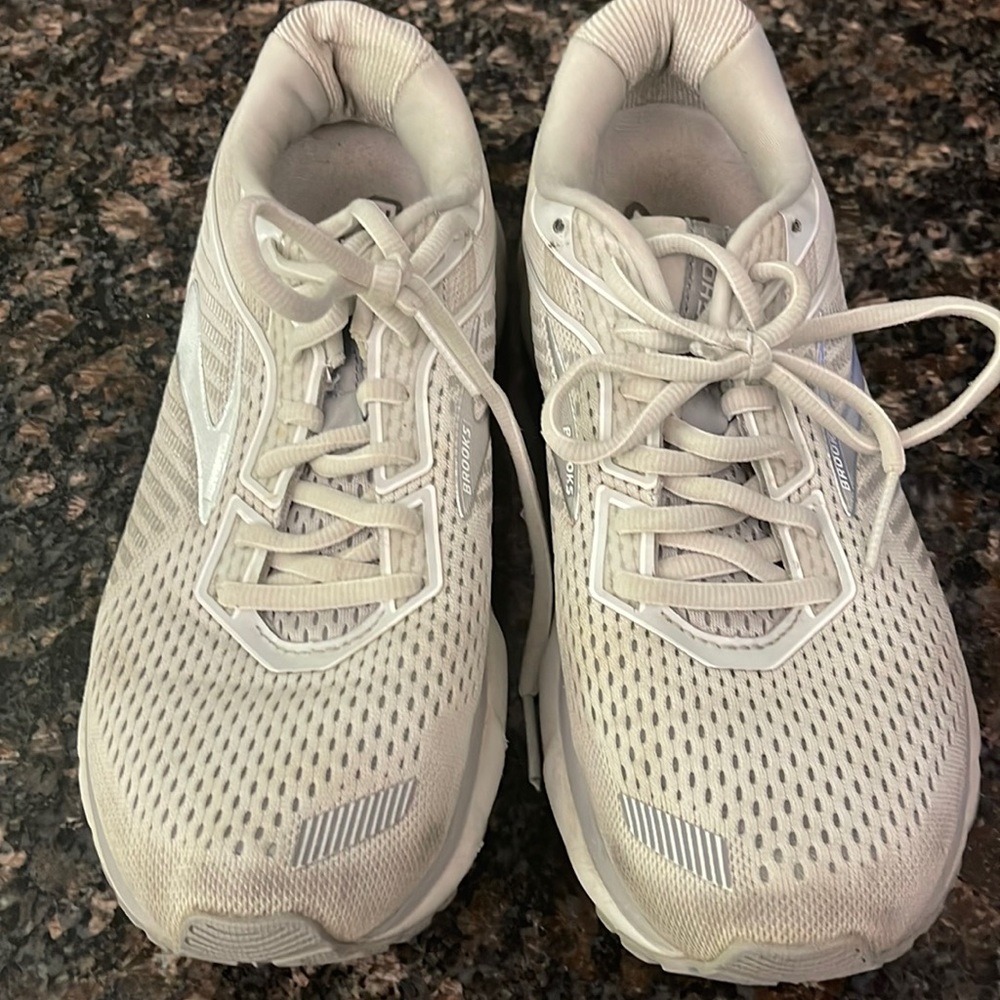 Brooks women size9M
